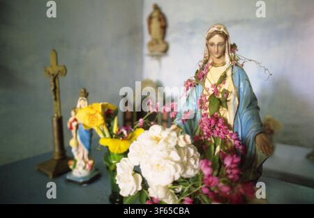 Statua della Vergine Maria sull'altare domestico Foto Stock