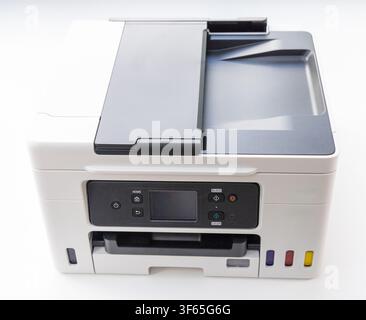 Un colpo ad angolo alto di una stampante multifunzione moderna su uno sfondo bianco pulito Foto Stock