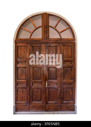 Elegante porta d'ingresso classica in legno massello marrone scuro con quattro sezioni a pannelli e una finestra transenna radiale ad arco semicircolare sopra. Isolato Foto Stock