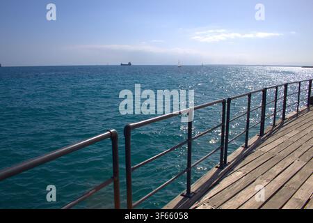 Pittoresco lungomare di Limassol in una tipica giornata soleggiata a Cipro Foto Stock