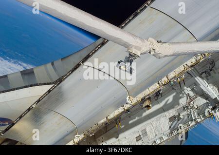 La baia di carico dello Space Shuttle Discovery durante la missione STS-114 nel 2005. Foto Stock