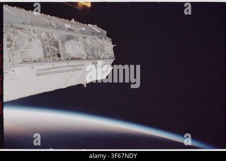 La truss P1 della Stazione Spaziale Internazionale, con il limbo della Terra sullo sfondo, durante la missione STS-113 del programma dello Space Shuttle. Foto Stock