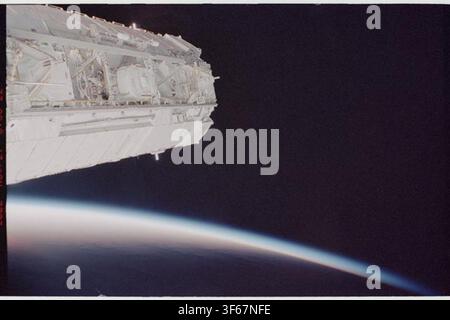 La truss P1 della Stazione Spaziale Internazionale, con il limbo della Terra sullo sfondo, durante la missione STS-113 del programma dello Space Shuttle. Foto Stock