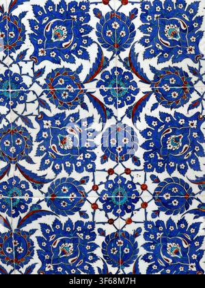 Istanbul - 24 settembre 2024 - pannello di piastrelle in ceramica con delicati motivi floreali caratteristici dell'artigianato decorativo turco ottomano tradizionale. Ruste Foto Stock