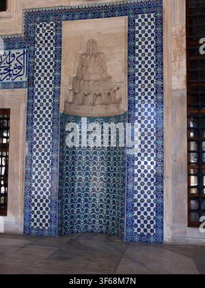 Istanbul - 24 set 2024 - nicchia di preghiera ornata con piastrelle iznik blu-bianche, intricate intagli in pietra all'interno della moschea di Rustem Pascià, Istanbul storica Foto Stock