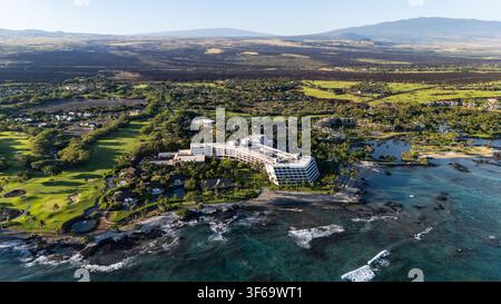 Il Mauna Lani, Auberge Resorts Collection a South Kohala, Hawaii, è ritratto da una prospettiva aerea. Il resort presenta un basso, esteso Foto Stock
