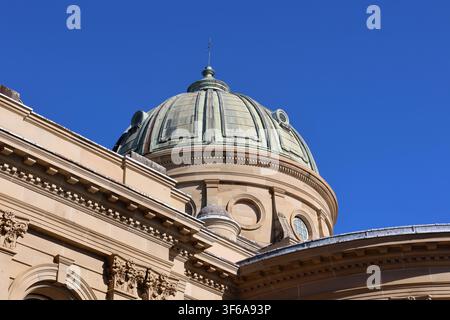 Un primo piano dettagliato della cupola in rame consumata del Customs House sotto tutela del patrimonio a Rockhampton, Queensland, Australia Foto Stock