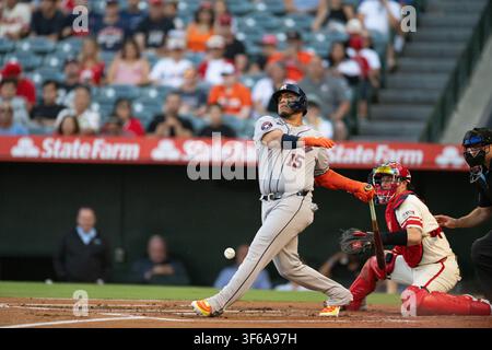 Anaheim, California, 27 luglio 2026. Isaac Paredes (15), terza base degli Houston Astros, swinga e colpisce una palla fuori campo durante una partita MLB tra gli Houston Astros e i Los Angeles Angels all’Angel Stadium di Anaheim, California Foto Stock
