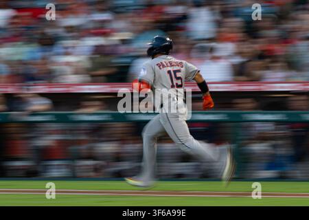 Anaheim, California, 27 luglio 2026. Isaac Paredes (15), terza base degli Houston Astros, corre verso la prima base dopo aver fatto contatto durante una partita MLB tra gli Houston Astros e i Los Angeles Angels all'Angel Stadium di Anaheim, California Foto Stock