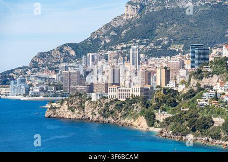 Vista dello skyline di Monaco che si erge sopra il blu Mar Mediterraneo sulla Costa Azzurra Foto Stock