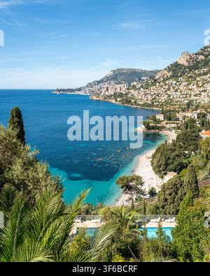 Panorama di Monaco, mare turchese e spiaggia scenografica visti da Roquebrune-Cap-Martin Foto Stock