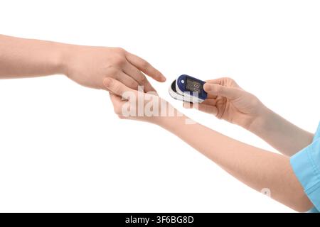 Professionista medico che utilizza un pulsossimetro sul dito di un paziente per misurare la saturazione di ossigeno e la frequenza cardiaca, questo dispositivo medico essenziale fornisce Foto Stock