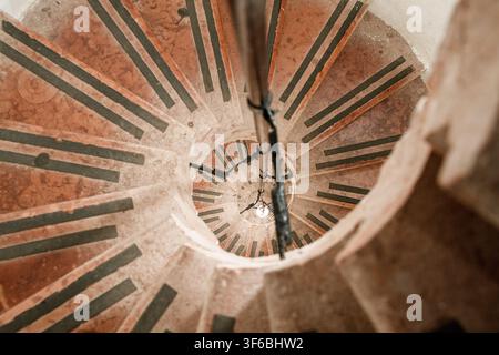 Scalinata a chiocciola all'interno della Torre della Cupola Nord della Basilica di Esztergom, vista dall'alto, Ungheria Foto Stock