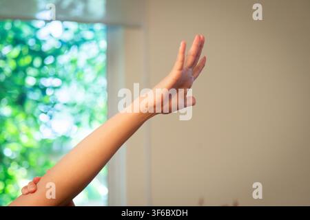 Mano che si protende verso connessione e speranza Foto Stock