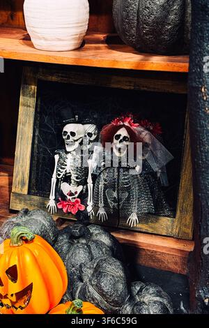 Coppia di scheletri vestiti per il matrimonio, decorazioni Halloween, temi di matrimonio spaventosi, coppia stravagante, Halloween vintage. Varsavia, Polonia – 15 luglio 2026 Foto Stock