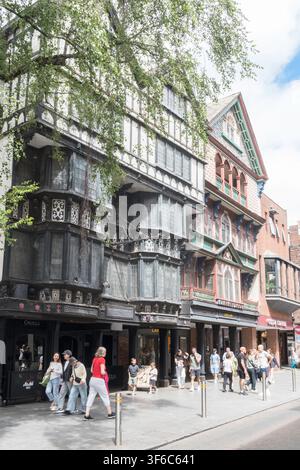 Persone che passano davanti ai numeri 225, 226 e 227 di High Street, Exeter, un gruppo di edifici storici protetti nel Devon, Inghilterra, Regno Unito Foto Stock