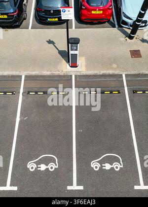 Radyr, Cardiff, Galles, Regno Unito - 21 luglio 2026: Vista aerea di una stazione di ricarica rapida e posti parcheggio per auto elettriche alla struttura di parcheggio e viaggio Foto Stock
