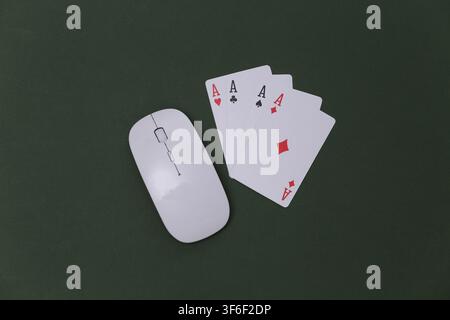 Casino online. Mouse per PC e quattro assi su sfondo verde. Vista dall'alto Foto Stock