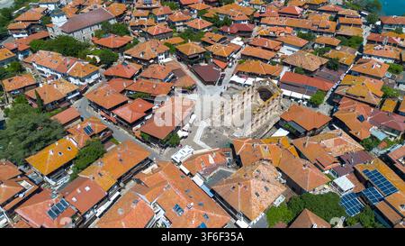 Visione aerea con drone delle antiche rovine della Chiesa di Santa Sofia nella vecchia città di Nessebar Foto Stock