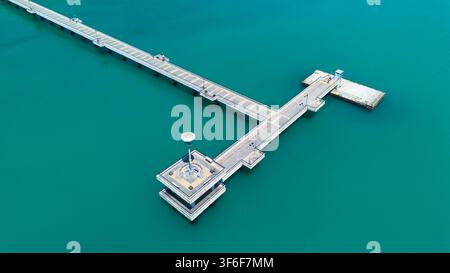 Vista aerea con drone del molo del ponte marittimo a Burgas sul Mar Nero in Bulgaria Foto Stock