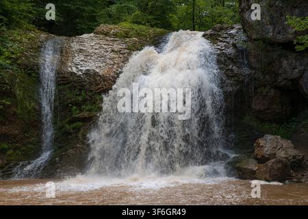 La cascata rumorosa sul torrente Rufabgo è vista da vicino in una giornata di luglio. Adygea, Federazione Russa Foto Stock