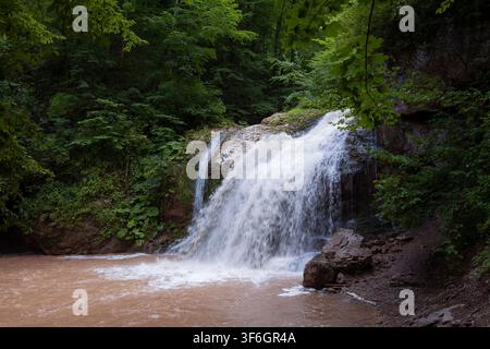 Vista della cascata di Noise sul torrente Rufabgo in una giornata di luglio. Adygea, Russia Foto Stock