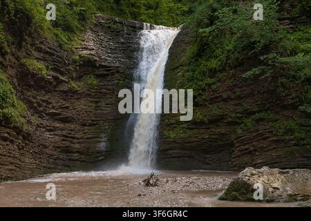 Cascata di Maiden's Braid sul torrente Rufabgo in una giornata di luglio. Repubblica di Adigea, Federazione Russa Foto Stock