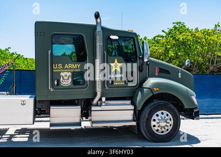 Miami, Florida, USA - 23 maggio 2025: Camion Kenworth utilizzato dall'US Army Marksmanship Unit per supportare competizioni in tutto il paese. Testo: Be All You Can Be Foto Stock