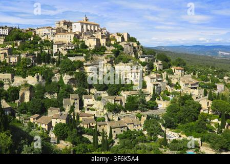 Bella vista delle case in pietra arroccate sulle scogliere di Gordes in Provenza, Francia. Foto Stock