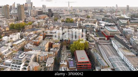 Veduta aerea su Farringdon verso il mercato di Smithfield a Londra, che contrasta l'architettura storica con l'iconica skyline urbana in espansione. Foto Stock