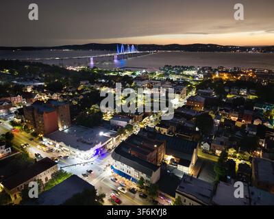 Vista aerea notturna di Tarrytown New York sul fiume Hudson con il ponte Cuomo in lontananza Foto Stock