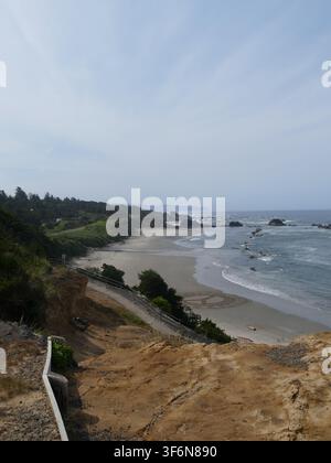, Seal Rock, vicino a Newport, Oregon Panorama aereo che cattura la costa drammatica, la riva sabbiosa, le scogliere rocciose, lo schianto del Seal Rock State Recreation Site Foto Stock