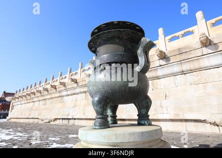 Bruciatore di incenso in rame nella Città Proibita, La Città Proibita (Museo del Palazzo) in Cina, Edificio del palazzo imperiale di Pechino in Cina Foto Stock