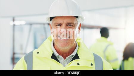 Costruzione, ritratto o uomo in cantiere con DPI, sviluppatore o su di noi nel settore dell'architettura. Orgoglio, ingegnere felice o maturo con casco Foto Stock