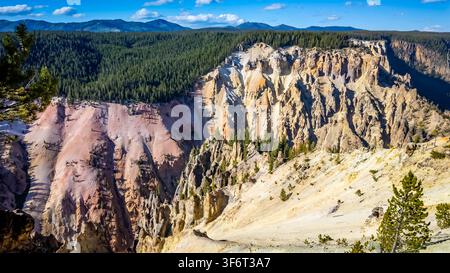 Una vista aerea panoramica dal South Rim Trail si affaccia sul Grand Canyon dello Yellowstone nel Parco Nazionale di Yellowstone Foto Stock