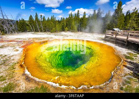 L'acqua colorata arcobaleno riempie la piscina Morning Glory nello Yellowstone National Park, mostrando la sua vivace bellezza geotermica Foto Stock