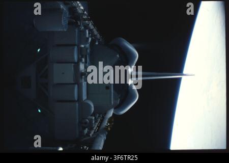 Navetta spaziale Challenger, missione STS-007, con la piattaforma SPAS-01, OSTA-2, sistema manipolatore remoto e pod OMS, in orbita sopra la superficie terrestre, durante il programma della navetta spaziale. Foto Stock