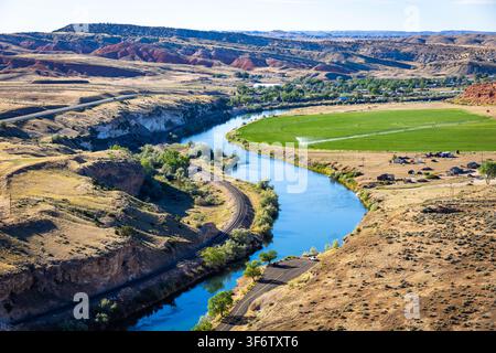 Vista aerea panoramica del fiume Bighorn che si snoda attraverso la campagna rurale intorno a Thermopolis, Wyoming Foto Stock