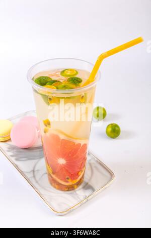 Tè freddo al pompelmo e frutto della passione con fette di lime Foto Stock