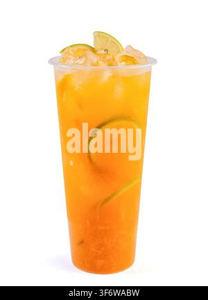 Tè verde ghiacciato al mango, limone e gelsomino con lime affettato Foto Stock