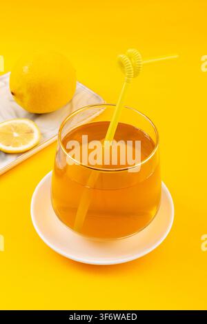 Bevanda rinfrescante di tè Oolong al limone servita con limone intero Foto Stock