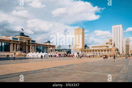 Piazza Sukhbaatar durante il festival del cibo UB a Ulaanbaatar, Mongolia, con il Palazzo del Governo e il Teatro dell'Opera. Foto Stock