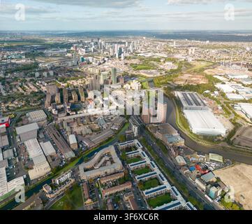 Vista aerea che guarda a nord da Poplar attraverso East London verso il Queen Elizabeth Olympic Park e lo skyline moderno di Stratford. Foto Stock