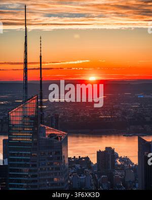 Vibrante tramonto sulla skyline di Manhattan e sul fiume Hudson Foto Stock