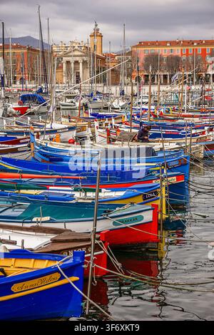 Barche colorate ormeggiate nel porto di Nizza Foto Stock
