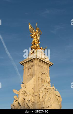 Il Victoria Memorial, situato fuori dal Buckingham Palace di Londra, commemora il regno della regina Vittoria con questa statua dorata. Foto Stock