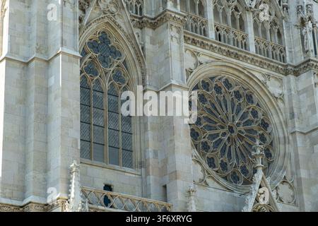 Dettaglio della rosata e dell'arco neogotico della facciata della Votivkirche a Vienna Foto Stock