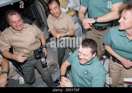 La cerimonia di addio STS-130 e Expedition 22 nel Nodo 2, una fotografia scattata durante il programma dello Space Shuttle. Foto Stock