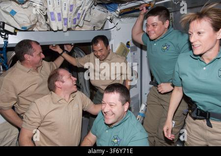 La cerimonia di addio della STS-130 e dell'Expedition 22 nel Nodo 2, una fotografia del programma dello Space Shuttle. Foto Stock