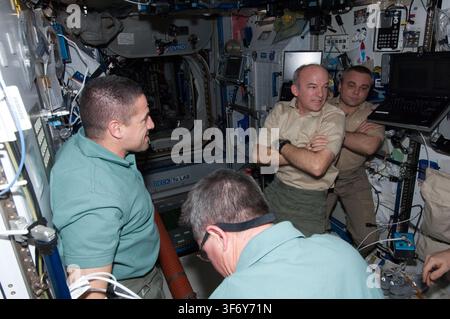 La cerimonia di addio STS-130 e Expedition 22 nel Nodo 2, una fotografia scattata durante il programma dello Space Shuttle. Foto Stock